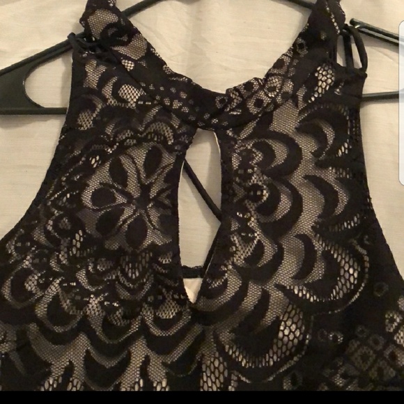 Black and nude dress - Picture 3 of 3